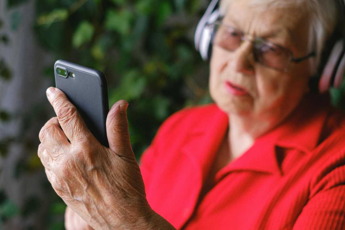 anche gli anziani possono sviluppare dipendenza da smartphone