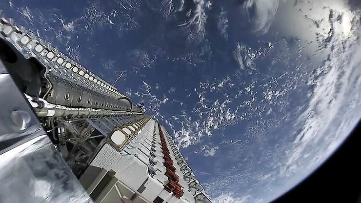 Dei satelliti Starlink portati in orbita da un razzo Falcon 9