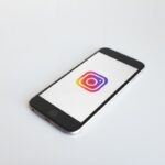 Il logo di Instagram sul display di uno smartphone