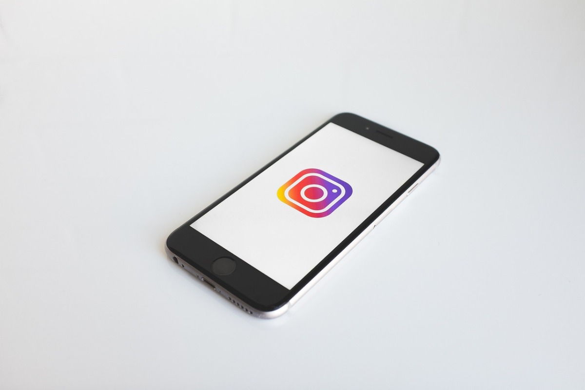 Il logo di Instagram sul display di uno smartphone