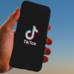 Uno smartphone con sopra il logo di TikTok