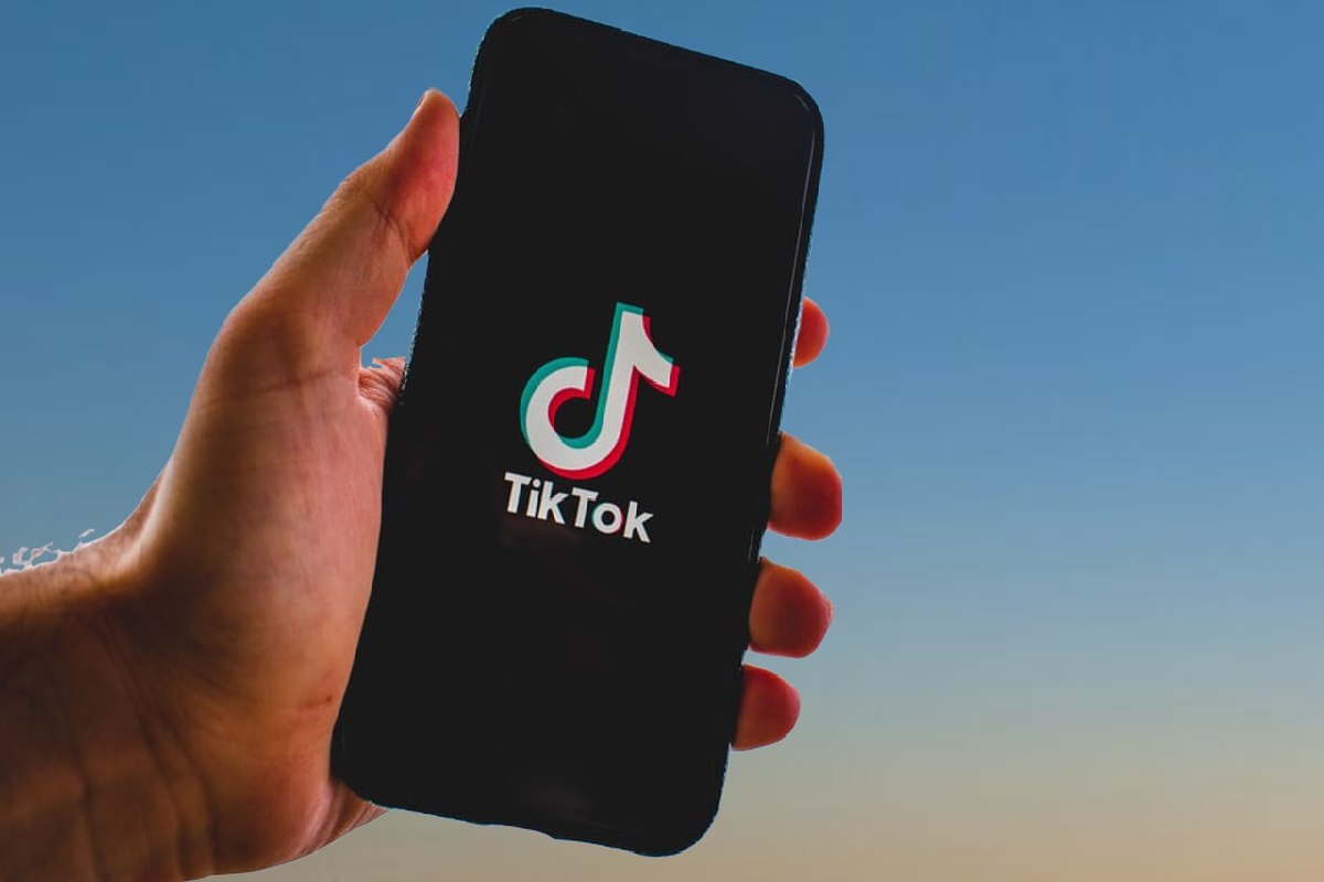 Uno smartphone con sopra il logo di TikTok