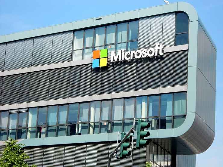 Il logo di Microsoft su un edificio